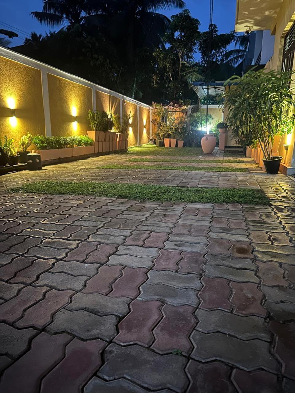 Lahiru Airport Villa Andiambalama Εξωτερικό φωτογραφία