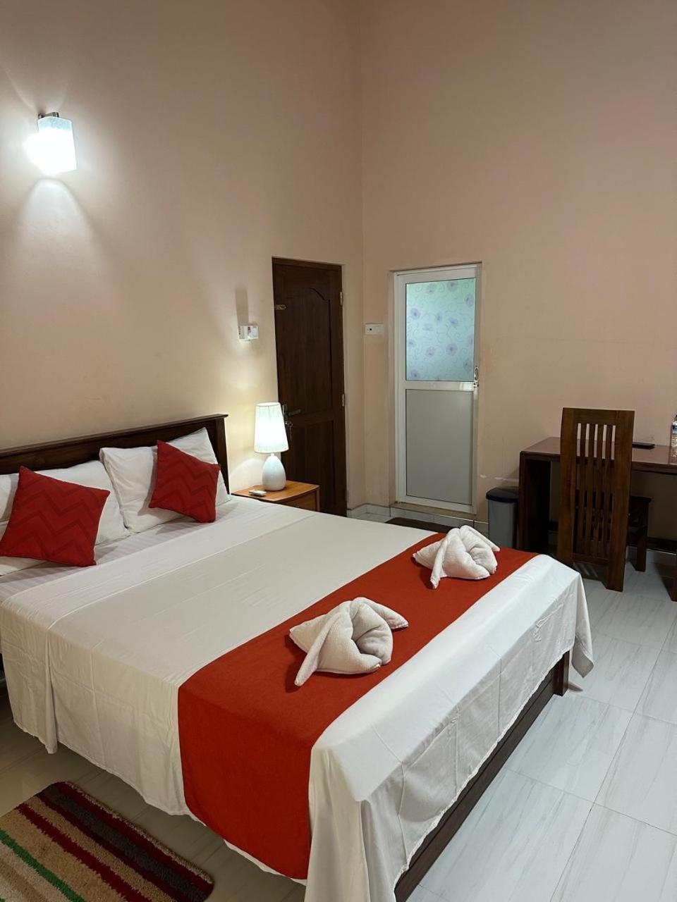 Lahiru Airport Villa Andiambalama Εξωτερικό φωτογραφία