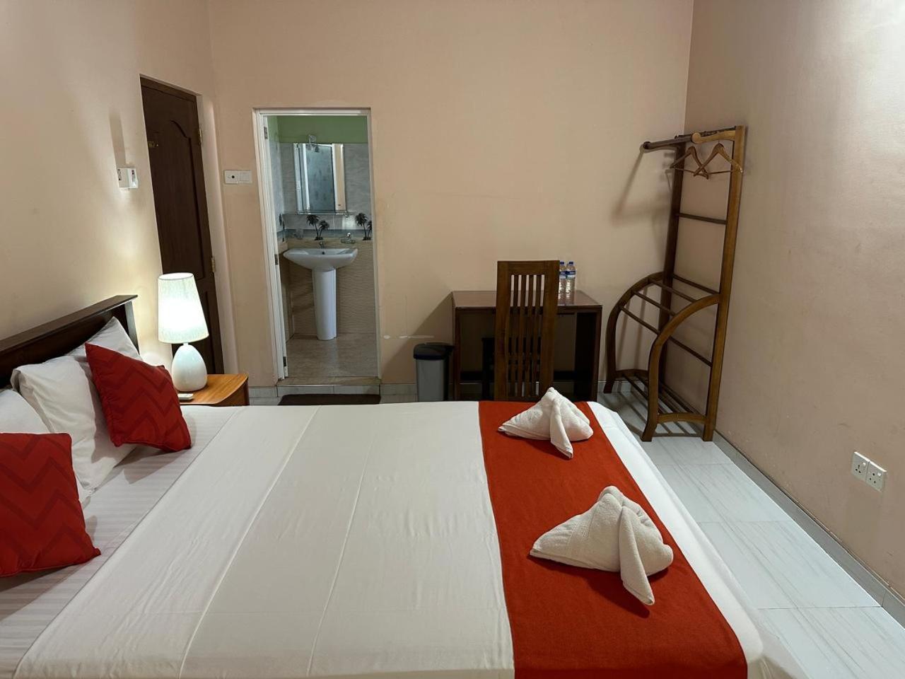 Lahiru Airport Villa Andiambalama Εξωτερικό φωτογραφία