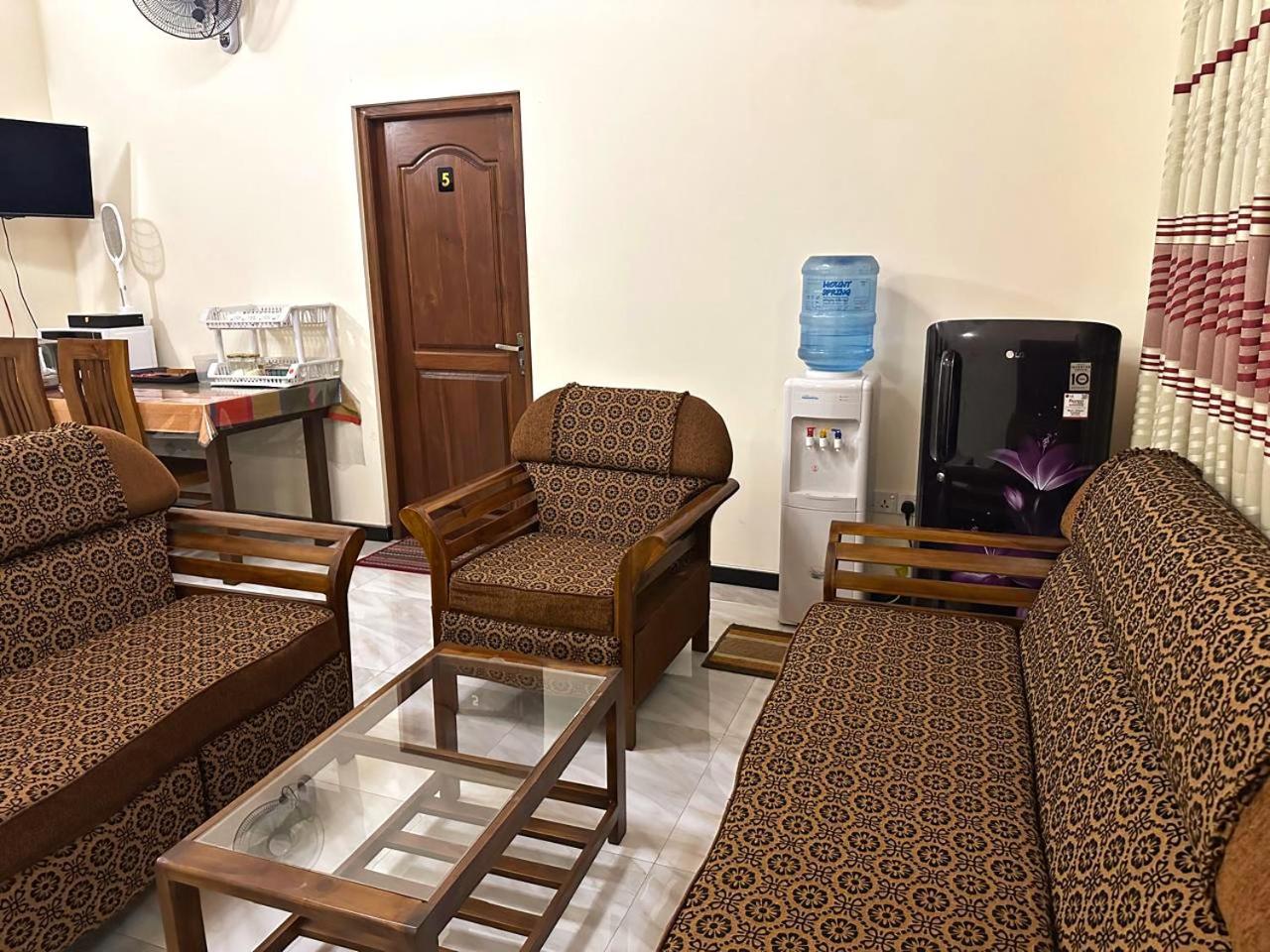 Lahiru Airport Villa Andiambalama Εξωτερικό φωτογραφία